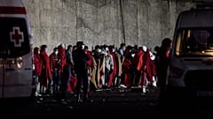 Migrantes permanecen en el puerto de Arguineguín después de su rescate en la costa suroeste de la isla de Gran Canaria, España, el martes 1 de diciembre de 2020.