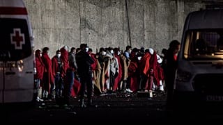 Migrantes permanecen en el puerto de Arguineguín después de su rescate en la costa suroeste de la isla de Gran Canaria, España, el martes 1 de diciembre de 2020.