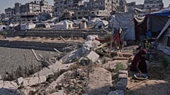 Una mujer planta semillas para cultivar verduras en la ciudad de Gaza, el viernes 18 de julio de 2025.