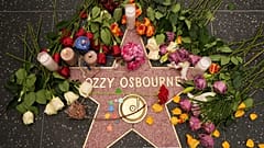 Blumen liegen rund um den Stern von Ozzy Osbourne auf dem Hollywood Walk of Fame am Dienstag, den 22. Juli 2025, in Los Angeles.