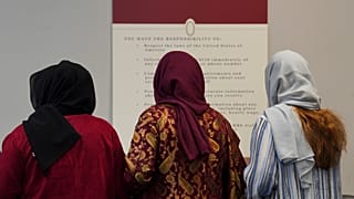 ARQUIVO: Um grupo de mulheres refugiadas afegãs reúne-se para uma aula sobre autocuidado e uma celebração pós-Ramadão em Fredericksburg, Virgínia, a 8 de abril de 2025