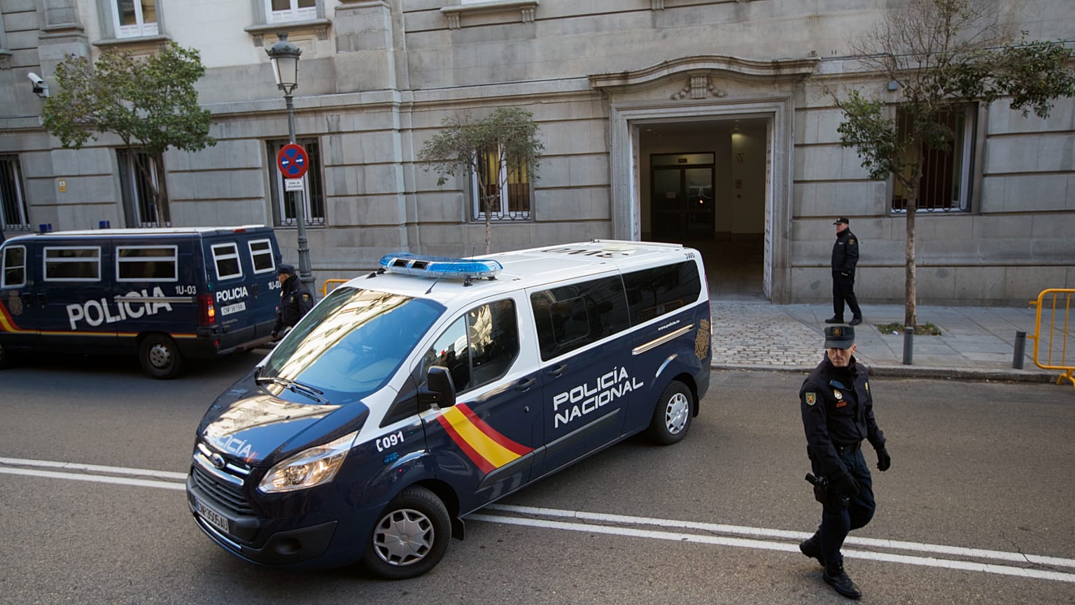 Arquivo: Carrinha da polícia corta uma estrada