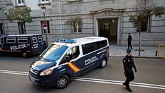 Archivo: Un furgón de la Policía corta una calle