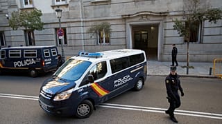 Archivo: Un furgón de la Policía corta una calle