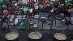 Palästinenser kämpfen um gespendete Lebensmittel in einer Gemeinschaftsküche in Gaza-Stadt, 14. Juli 2025