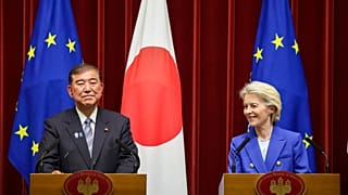 O primeiro-ministro japonês, Shigeru Ishiba, e a presidente da Comissão Europeia, Ursula von der Leyen, durante uma conferência de imprensa em Tóquio, a 23 de julho de 2025.