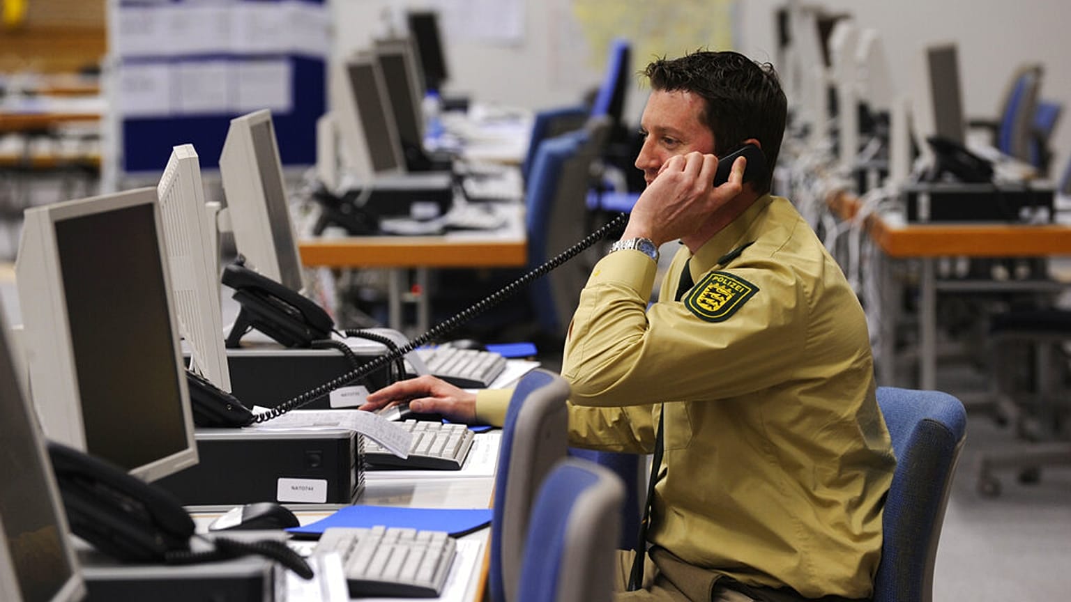 Deutscher Polizeibeamter am Computer - ARCHIV Symbolbild