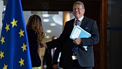 يصل المفوض الأوروبي للتجارة والأمن الاقتصادي ماروس سيفكوفيتش إلى الاجتماع الأسبوعي لمجلس المفوضين في مقر الاتحاد الأوروبي في بروكسل