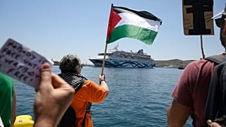 تمركز المحتجون في اليونان على رصيف الميناء حيث كانت ترسو السفينة كراون إيريس