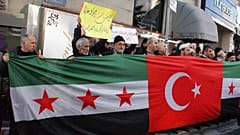 متظاهرون يرفعون العلمين النركي والسوري