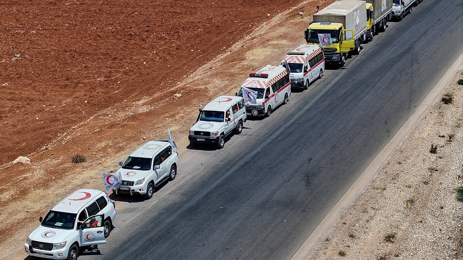 Um comboio do Crescente Vermelho Árabe Sírio, transportando alimentos e outra ajuda, desloca-se para a cidade de Sweida, na província rural de Daraa, na Síria, quarta-feira, 23 de julho de 2025.