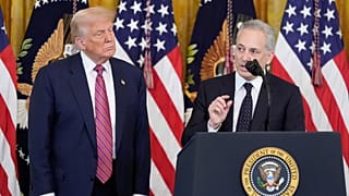 Lo zar dell'intelligenza artificiale e della crittografia della Casa Bianca, David Sacks, parla mentre il Presidente Donald Trump ascolta durante un evento per la firma del GENIUS Act.