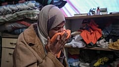 عريج القاضي تبكي بعد جنازة أطفالها الثلاثة في خان يونس، قطاع غزة، يوم الخميس 21 نوفمبر 2024