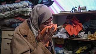 عريج القاضي تبكي بعد جنازة أطفالها الثلاثة في خان يونس، قطاع غزة، يوم الخميس 21 نوفمبر 2024