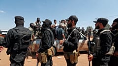 Sicherheitskräfte der syrischen Regierung versperren Beduinenkämpfern den Zugang zur Provinz Suwayda, 20. Juli 2025