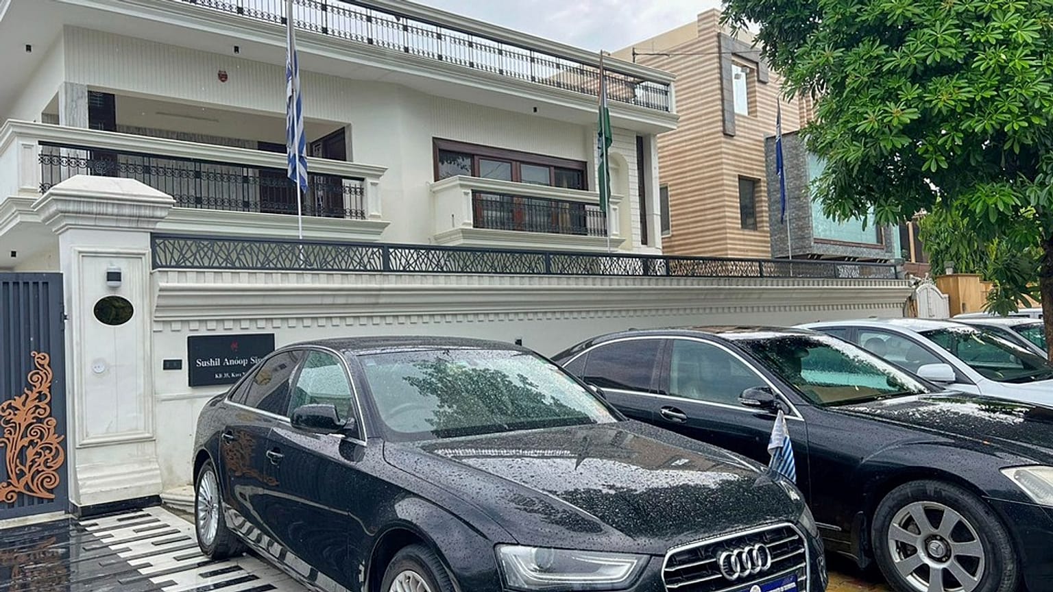 Carros de luxo com matrículas diplomáticas falsas estacionados à porta de um edifício residencial alugado nos arredores de Nova Deli, Índia, segunda-feira, 21 de julho de 2025.