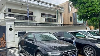 Πολυτελή αυτοκίνητα αυτοκίνητα που φέρουν πλαστές διπλωματικές πινακίδες σταθμεύουν έξω από ένα νοικιασμένο κτίριο κατοικιών στα περίχωρα του Νέου Δελχί, Ινδία, Δευτέρα 21 Ιουλίου 2025.