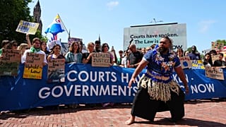 Aktivisten demonstrieren vor dem Internationalen Gerichtshof am 23.07.2025 in Den Haag, Niederlande, vor einer beratenden Stellungnahme zu den rechtlichen Verpflichtungen der Staaten zur Bekämpfung des Klimawandels.