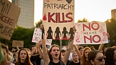 Tausende von Frauenrechtsaktivisten protestieren mit Transparenten vor dem Regierungssitz in Rumänien.