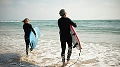 Menschen surfen am Strand