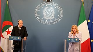 رئيسة الوزراء الإيطالية جورجيا ميلوني، على اليمين، تتحدث بعد اجتماعها مع الرئيس الجزائري عبد المجيد تبون، على اليسار، في فيلا بامفيلج في روما، الأربعاء 23 يوليو 2025.