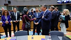 EU-Handelskommissar Maros Sefcovic spricht mit der deutschen Wirtschaftsministerin Katherina Reiche.