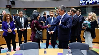 El comisario de Comercio de la UE, Maros Sefcovic, habla con la ministra de Economía alemana, Katherina Reiche.