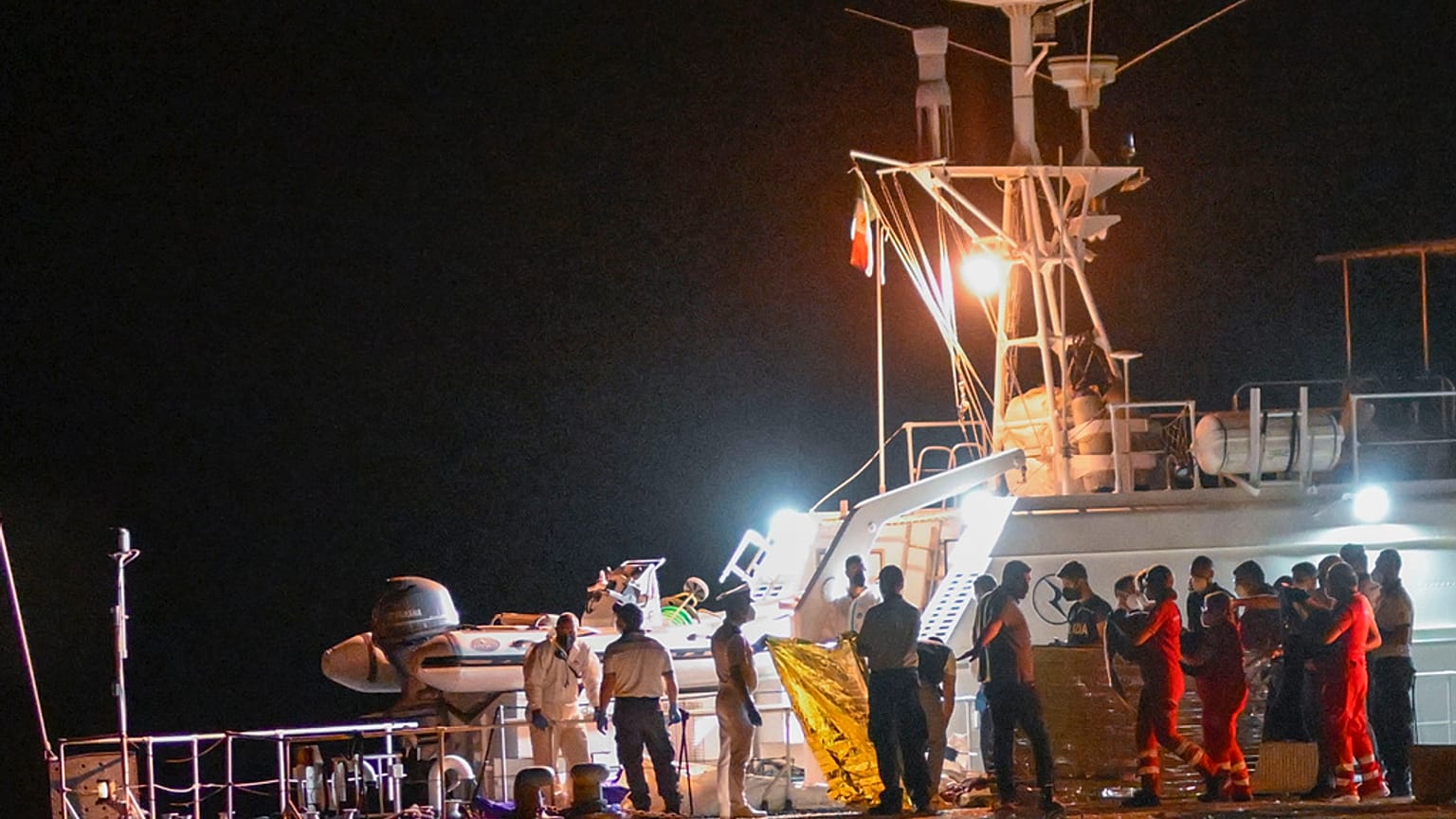 Foram recuperados os corpos de alguns dos 64 migrantes desaparecidos no Mediterrâneo após o naufrágio da sua embarcação ao largo da costa sul de Itália