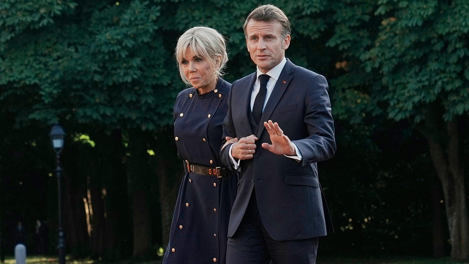 Emmanuel Macron e a sua mulher Brigitte chegam antes de um jantar oficial no Palácio Huis ten Bosch, nos Países Baixos, a 24 de junho de 2025.