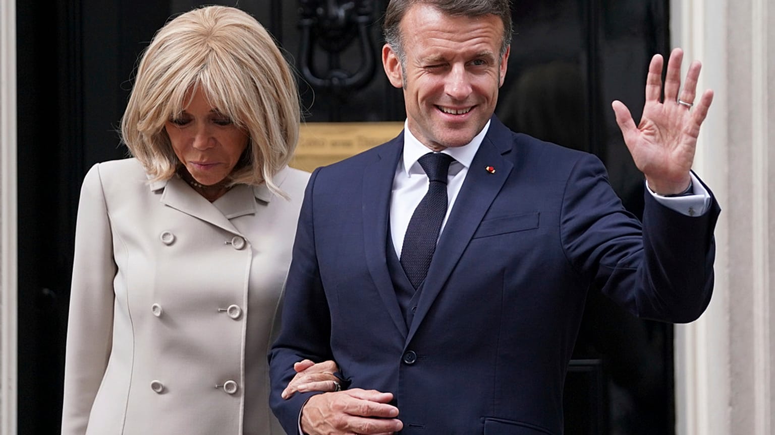 صورة تجمع الرئيس الفرنسي إيمانويل ماكرون مع زوجته