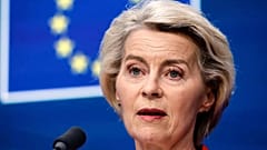 A presidente da Comissão Europeia, Ursula von der Leyen, discursa numa conferência de imprensa durante uma cimeira da UE em Bruxelas, quinta-feira, 26 de junho de 2025. 