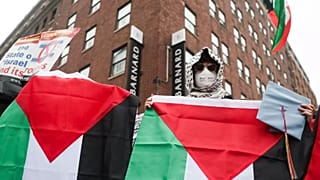Varios manifestantes se reúnen en apoyo a los palestinos frente a las puertas principales de la Universidad de Columbia, el 21 de mayo de 2025, en Nueva York.