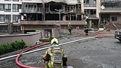 Feuerwehrleute helfen am Montag, den 21. Juli 2025, in einem durch einen russischen Angriff zerstörten Gebäude in Kyiv, Ukraine.