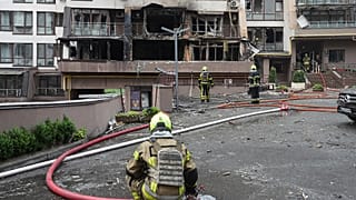 Des pompiers interviennent dans un immeuble détruit par une attaque russe à Kyiv, en Ukraine, le lundi 21 juillet 2025