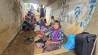 Os tailandeses que fugiram dos confrontos entre soldados tailandeses e cambojanos abrigam-se em Surin