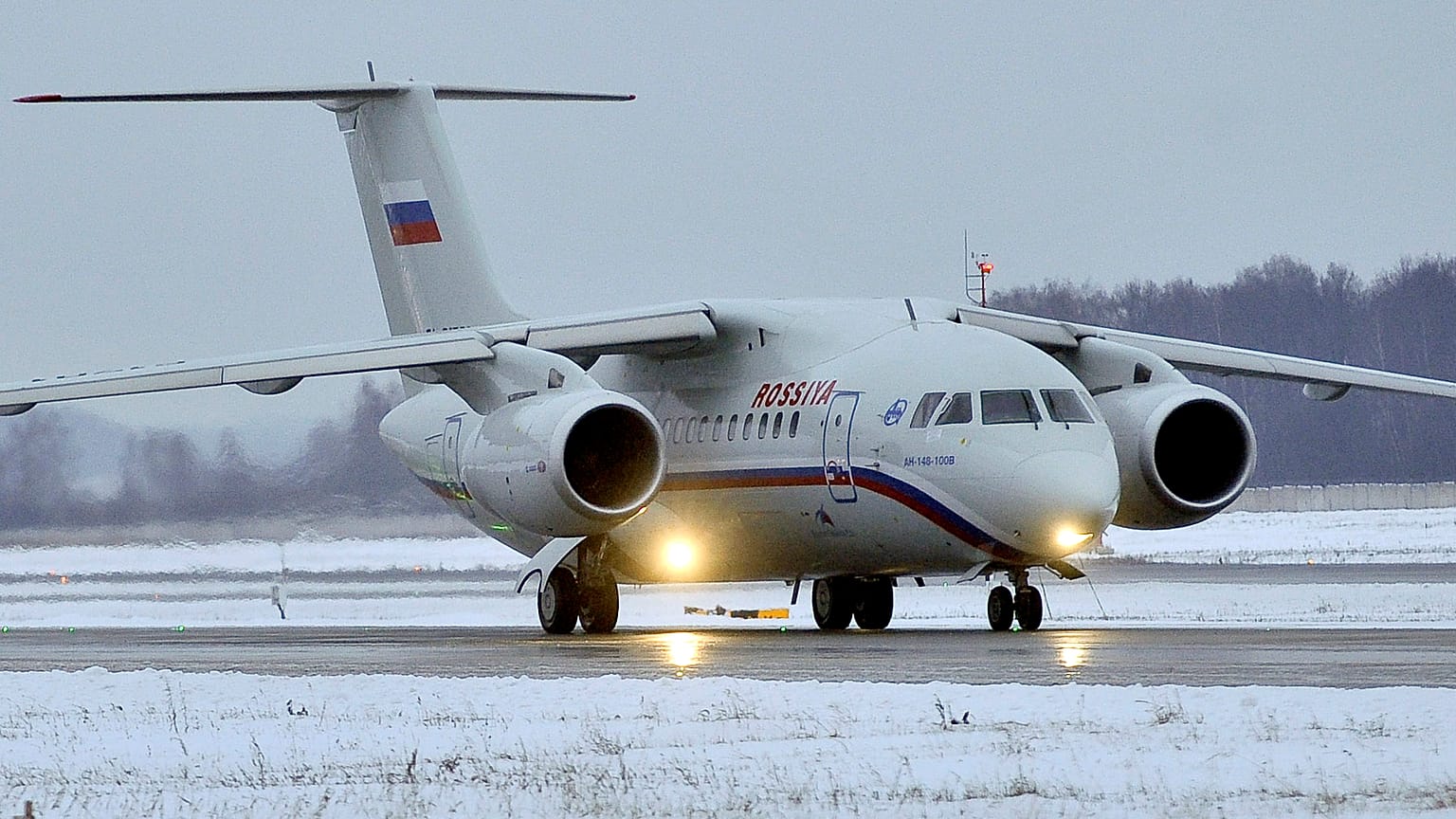 Ein Passagierflugzeug vom Typ Antonov AN-148 rollt nach der Landung auf dem Moskauer Flughafen Domodedovo am Donnerstag, dem 24. Dezember 2009 (Symbolbild).