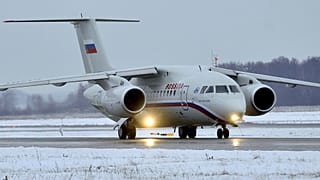 Ein Passagierflugzeug vom Typ Antonov AN-148 rollt nach der Landung auf dem Moskauer Flughafen Domodedovo am Donnerstag, dem 24. Dezember 2009 (Symbolbild).