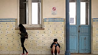 ARQUIVO - Alunos esperam à porta de uma sala de aula fechada, onde deveriam fazer o exame nacional obrigatório de fim de ano de Português, na Escola Secundária de Camões