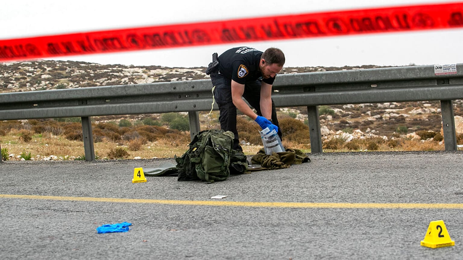  ضابط شرطة إسرائيلي يجمع أدلة بعد حادثة دهس في مستوطنة كوكاف يعقوب في الضفة الغربية المحتلة، يوم الثلاثاء 29 نوفمبر 2022.