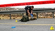ضابط شرطة إسرائيلي يجمع الأدلة بعد أن صدم فلسطيني بسيارته جندية إسرائيلية، مستوطنة كوخاف ياكوف الإسرائيلية في الضفة الغربية، يوم الثلاثاء 29 نوفمبر/تشرين الثاني 2022. 