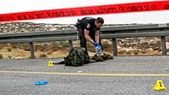 ضابط شرطة إسرائيلي يجمع الأدلة بعد أن صدم فلسطيني بسيارته جندية إسرائيلية، مستوطنة كوخاف ياكوف الإسرائيلية في الضفة الغربية، يوم الثلاثاء 29 نوفمبر/تشرين الثاني 2022. 