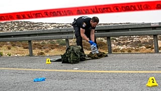  ضابط شرطة إسرائيلي يجمع أدلة بعد حادثة دهس في مستوطنة كوكاف يعقوب في الضفة الغربية المحتلة، يوم الثلاثاء 29 نوفمبر 2022.