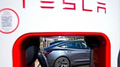 Um carregador de veículos eléctricos Tesla de nível três é visível, a 2 de fevereiro de 2024, em Kennesaw, Geórgia, perto de Atlanta.