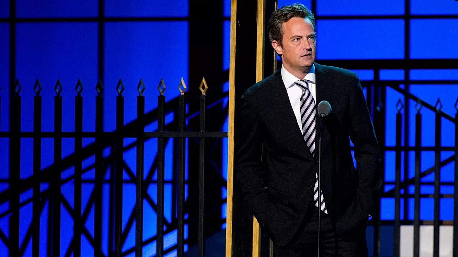 Matthew Perry, 28 Nisan 2012 tarihinde New York'ta düzenlenen 2012 Komedi Ödülleri'nde sahneye çıkıyor