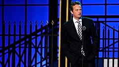 Matthew Perry aparece no palco dos The 2012 Comedy Awards em Nova Iorque, a 28 de abril de 2012