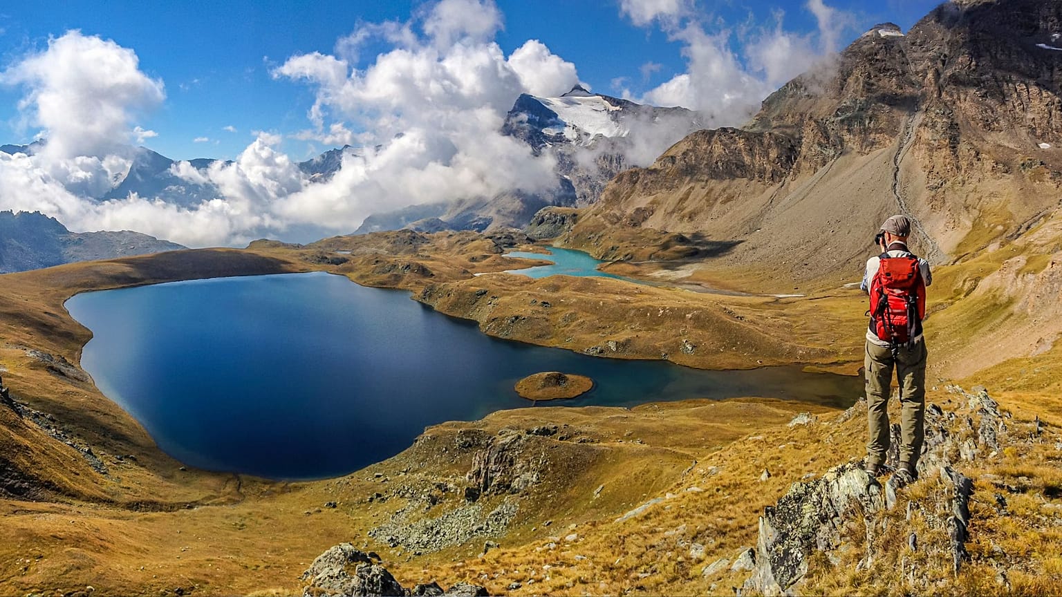 Blick auf einen See am Nivolet-Pass im Gran-Paradiso-Nationalpark in Italien