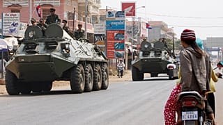 DATEI- Gepanzerte Mannschaftstransporter der kambodschanischen Armee fahren durch eine Straße in der Stadt Kampong Thom, etwa 168 Kilometer nördlich von Phnom Penh, 12. Februar 2011