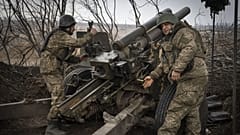 Ukrán katonák amerikai M101-es tarackkallövik az oroszok állásait Donyeckben