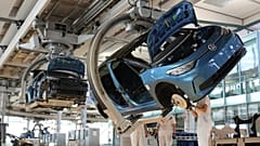Mitarbeiter des deutschen Automobilherstellers Volkswagen montieren ein ID.3-Elektroauto in der Gläsernen Manufaktur in Dresden, Deutschland, Mittwoch, 14. Mai 2025.