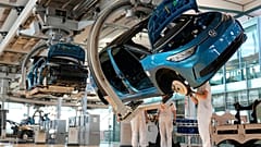 Archivbild: Mitarbeitende des deutschen Autobauers Volkswagen montieren in der Gläsernen Manufaktur in Dresden ein ID.3-Elektroauto. 14. Mai 2025